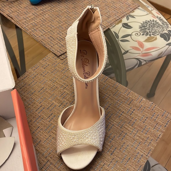De blossom pearl bedazzled pumps - Picture 2 of 6